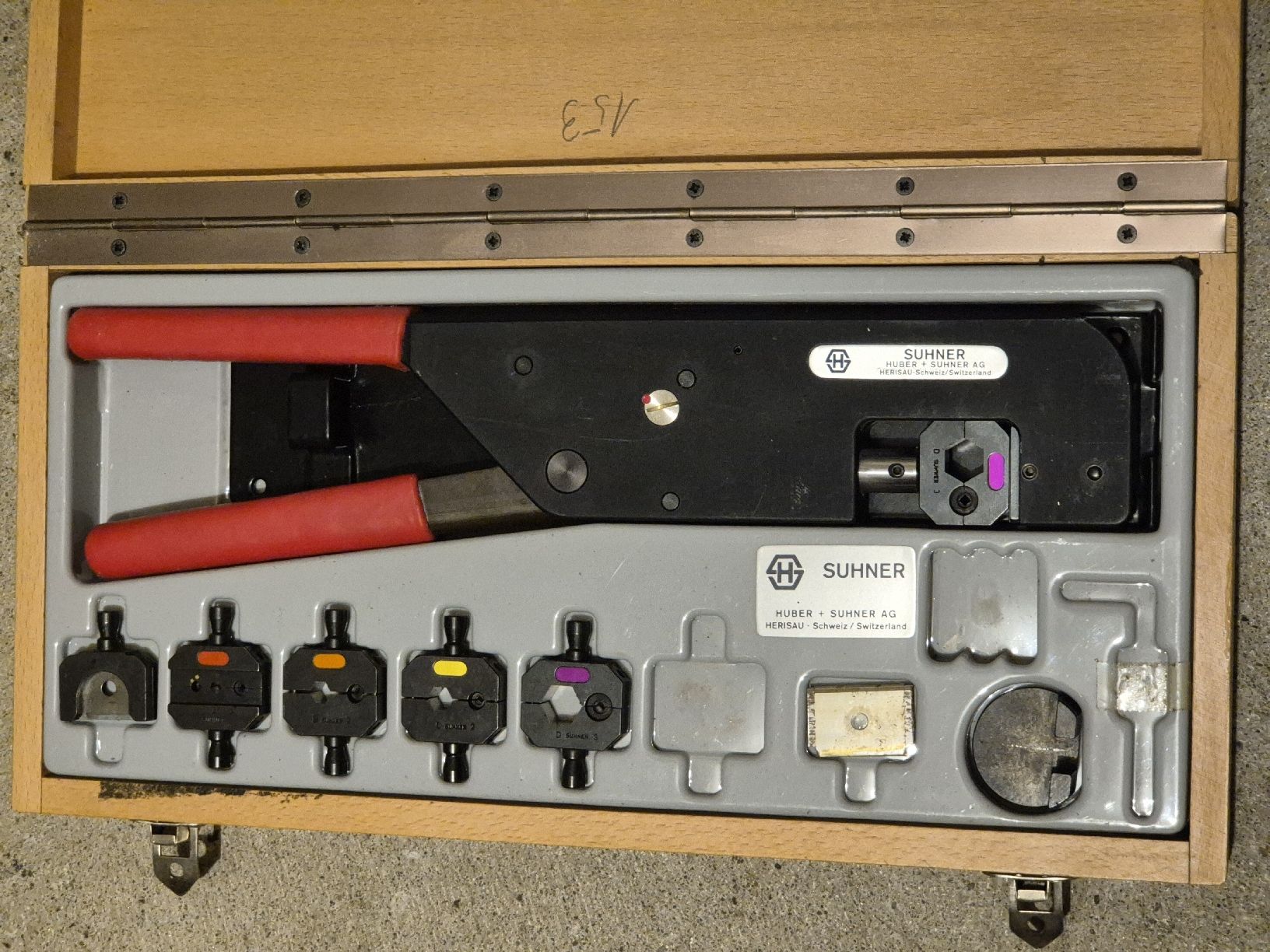 Suhner Tutti gli attrezzi: Crimpzange SUHNER CH-9100 mit Einsätzen und Koffer – Usato da Weinfelden venduto da Sladjan68 1