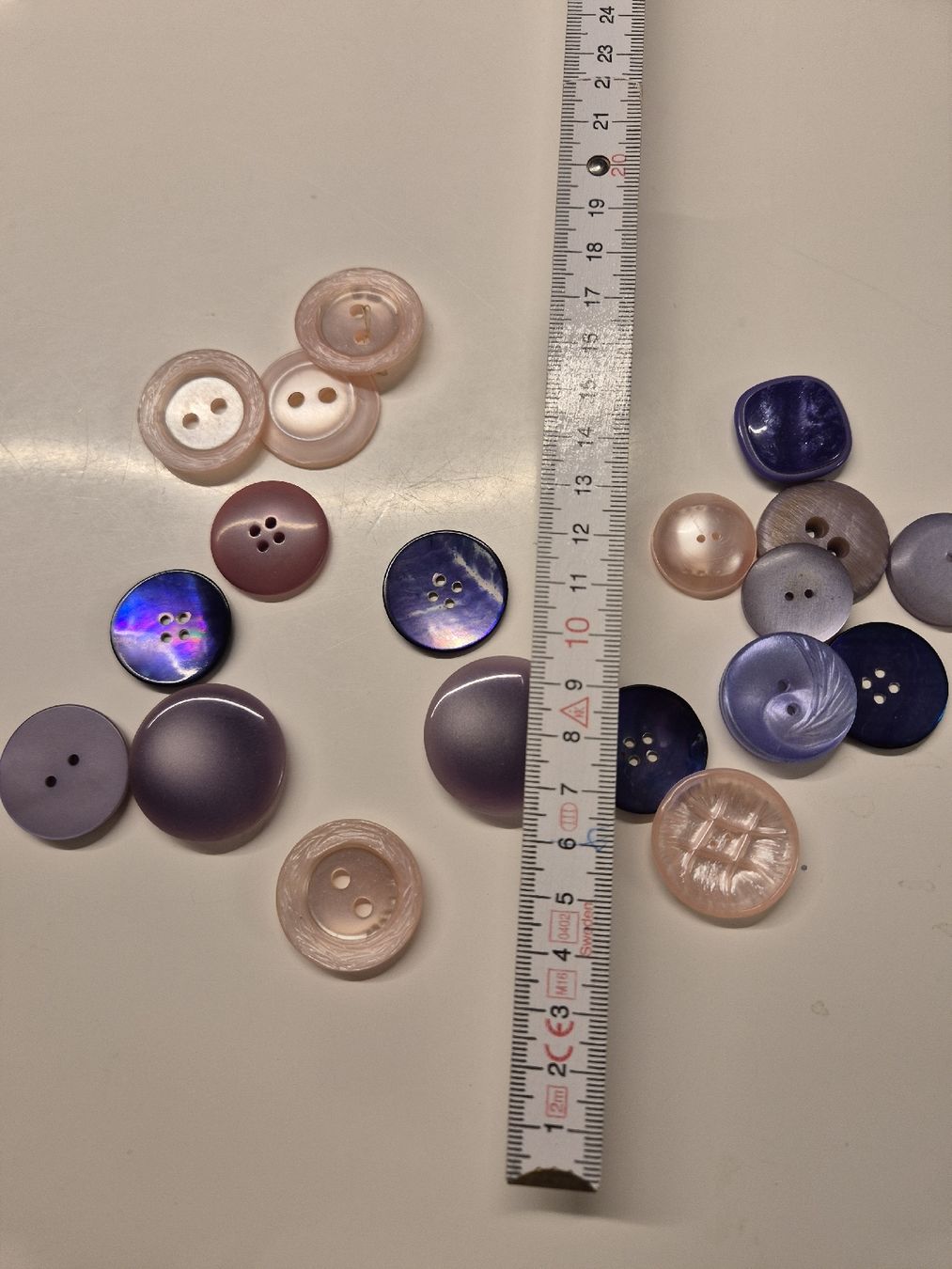 Boutons: Knöpfe gemischt lila und rosa – D'occasion à Krauchthal par SamsPuce 1