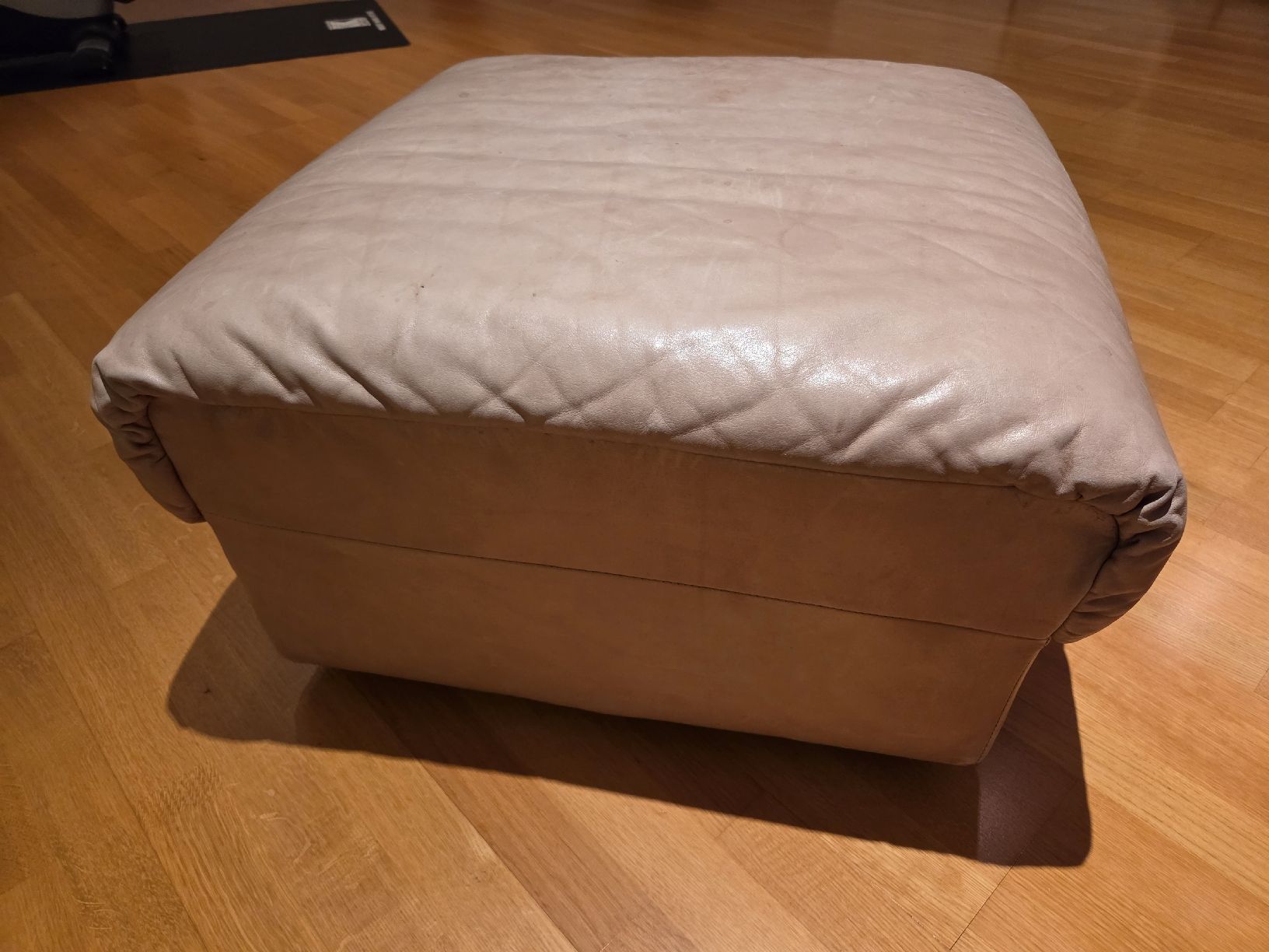 Hocker: Leder Hocker beige 60x60cm – Gebraucht aus Klingnau von Groofty69