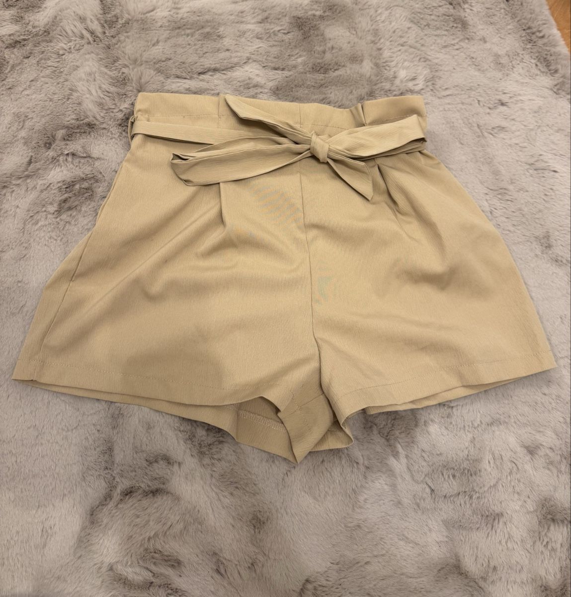 Pantalons: Damen Shorts beige mit Bindegürtel – Neuf (Voir description) à Marbach SG par Rob_sta