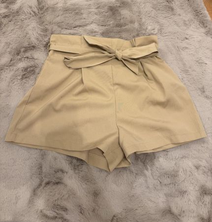Damen Shorts beige mit Bindegürtel