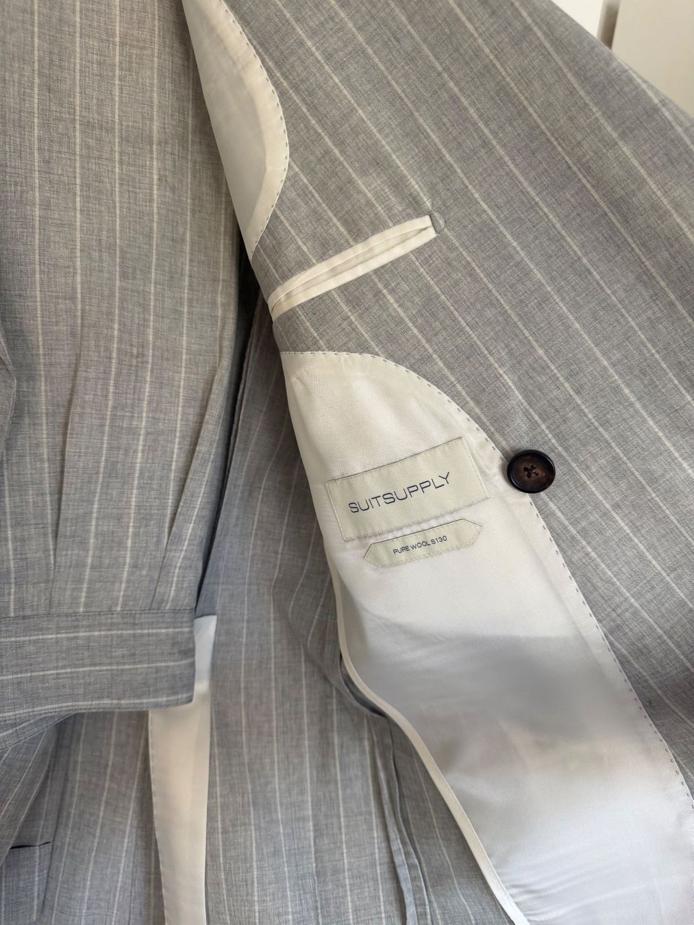 Suitsupply Completi, tute sportive e funzionali: Grauer Doppelreiher Anzug – Usato da Steffisburg venduto da GianZurbruegg 3