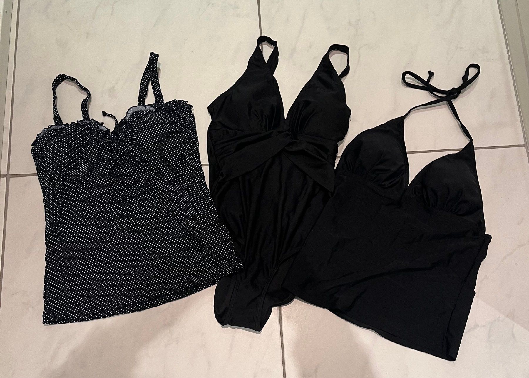 Costumi da bagno & Bikini: 2 Tankini Tops - 1 Badkleid schwarz – Usato da Adligenswil venduto da Panda1234