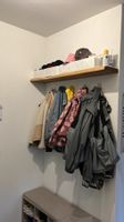 Schönes Etsy Holzregal – Perfekt als offene Garderobe