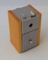 Design Bleistiftspitzer mit Handkurbel Metall Holzleisten