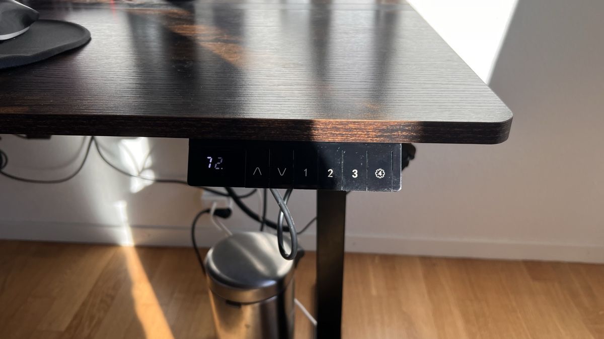 Schreibtische: Standing desk dark wood electronic height adjustable 160cm – Neu (gemäss Beschreibung) aus Schaffhausen von ari_7r7g 2