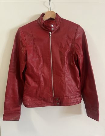 Rote Ledederjacke
