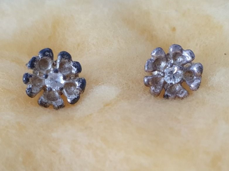 Orecchini pendenti & Orecchini a lobo: Silber Ohrenstecker - Blumenform – Usato da Villnachern venduto da RicardoMary