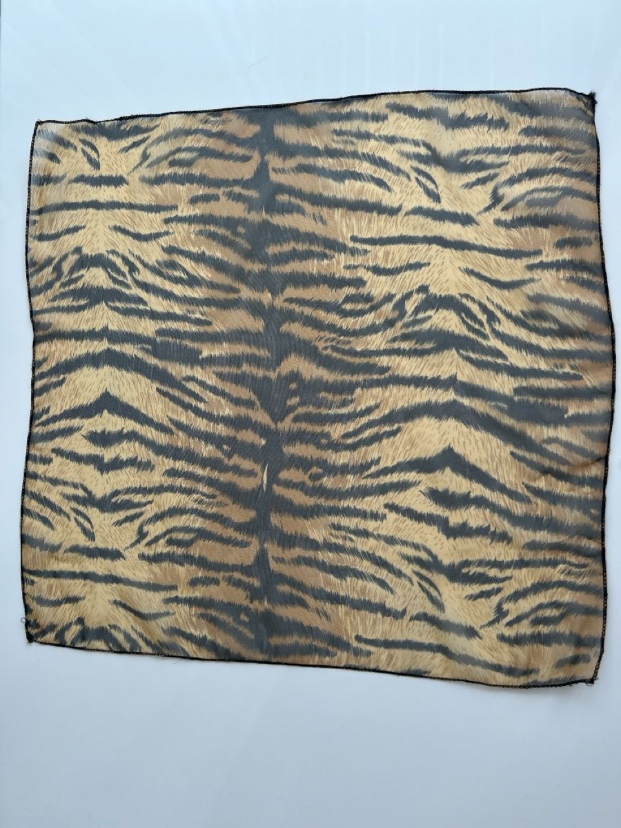 Foulards & écharpes: Tiger Print Scarf light fabric good condition – Neuf (Voir description) à Saland par ele_vc96