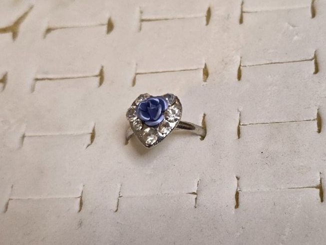 Anelli: Bague ajustable fleur bleu et strass – Nuovo (secondo la descrizione) da Territet venduto da Cenh 1
