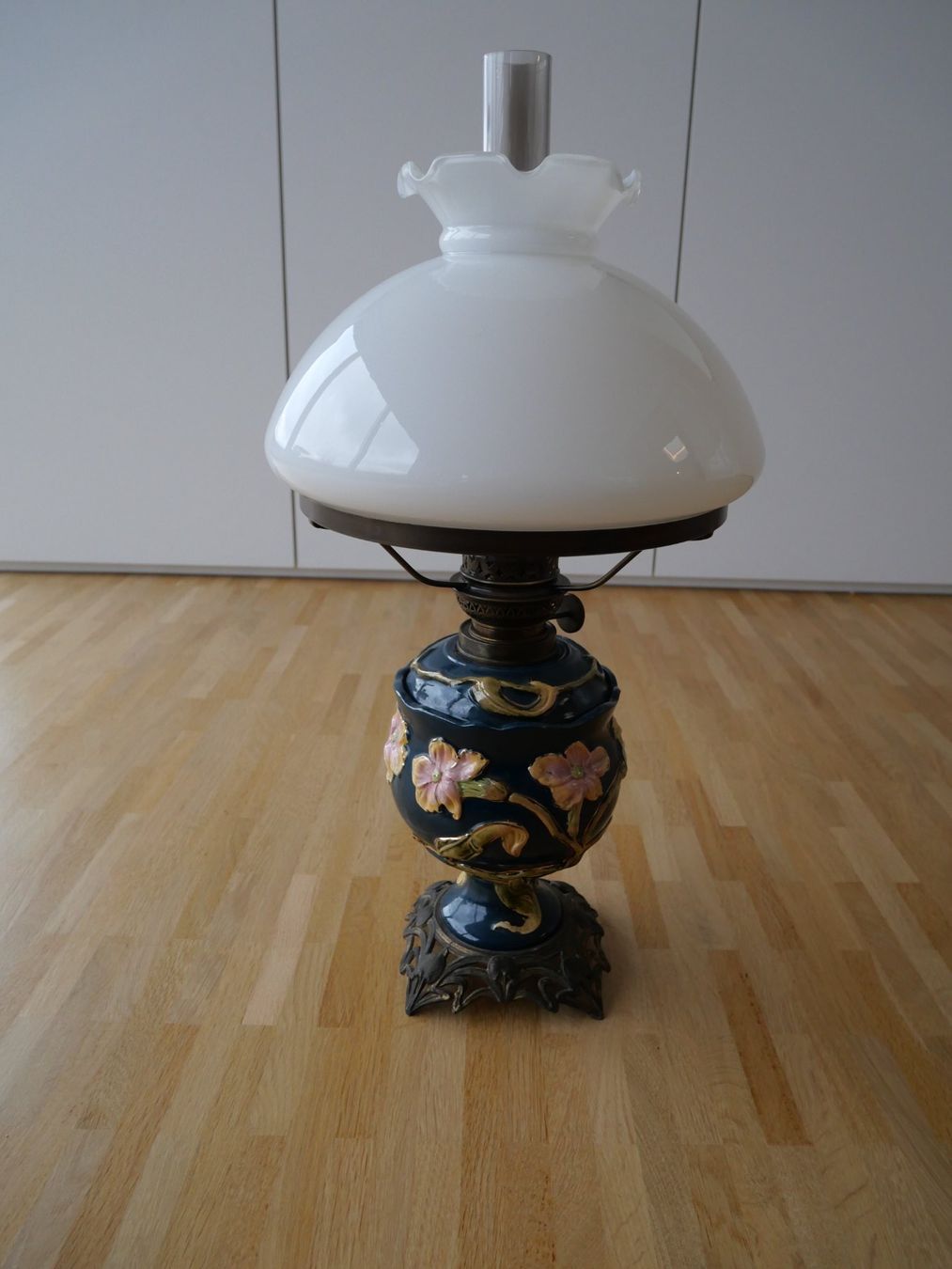Lampade: Jugendstil Petroleumlampe mit Blumendekor – Usato da Küsnacht ZH venduto da suzn