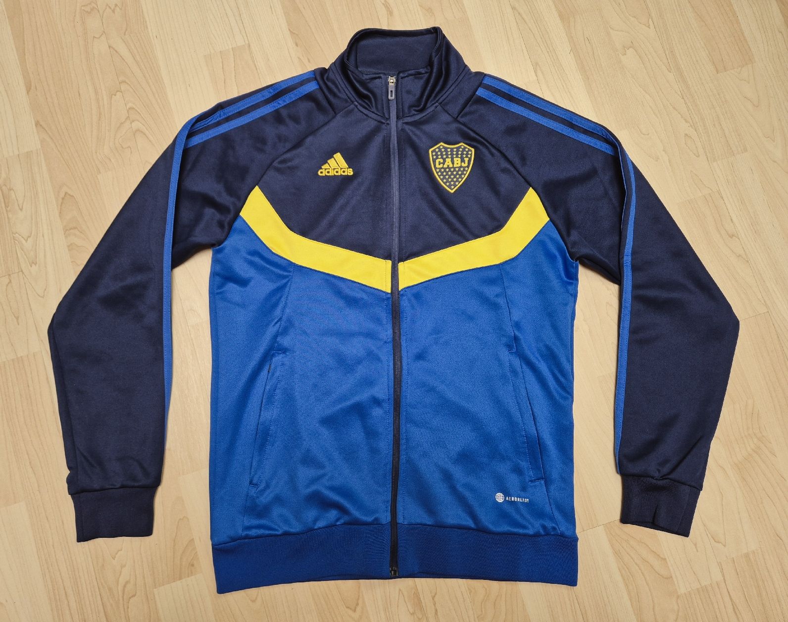 Adidas Jacken: Adidas 22/23  Boca Juniors Jacke Grösse L – Neu (gemäss Beschreibung) aus St. Gallen von CaliSunshine