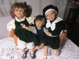 Puppen Familie 3 Porzelan Puppen auf Sofa (Div. Artikel)