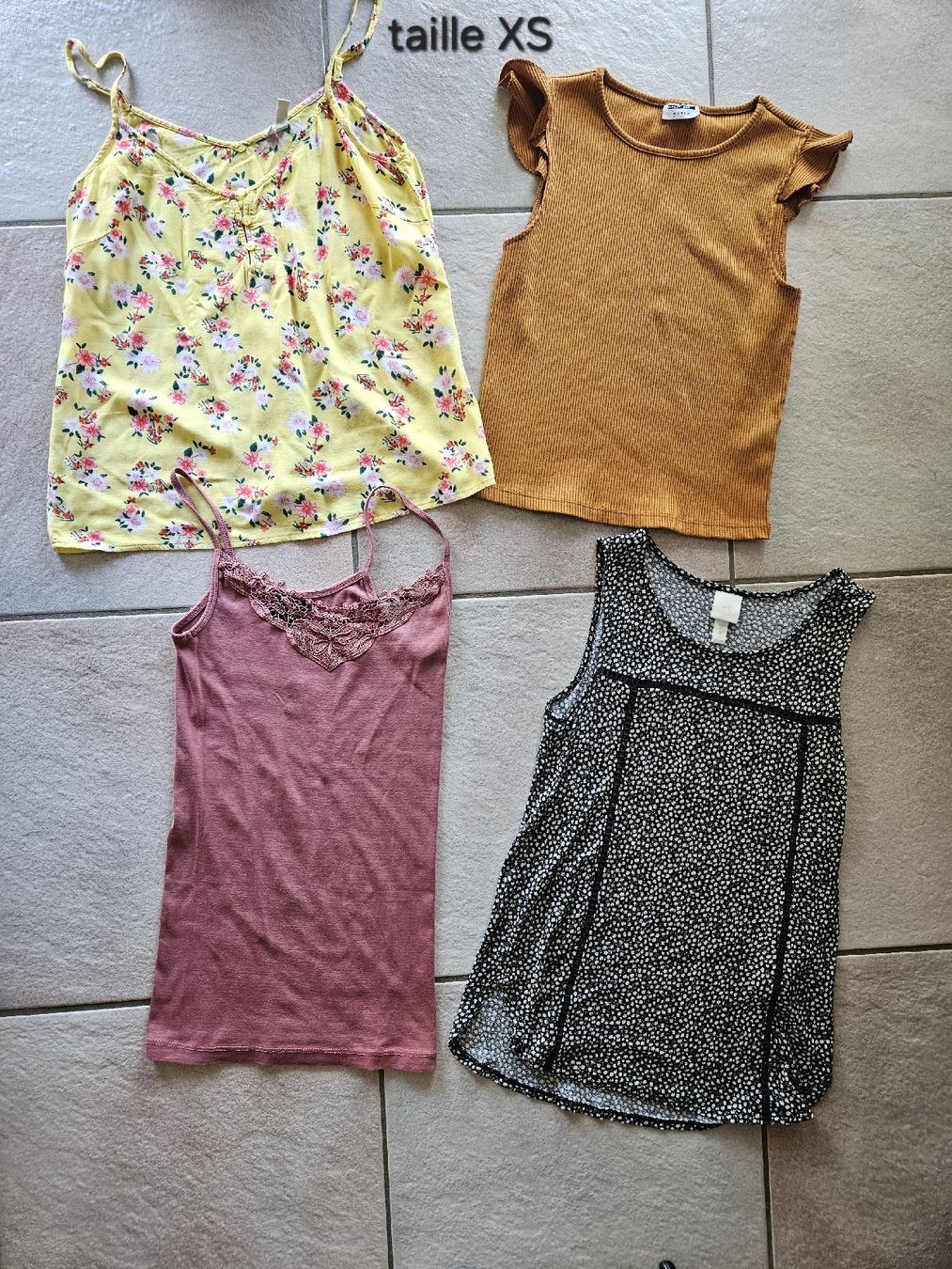 Kleiderpakete: lot taille XS  – Gebraucht aus Vétroz von sas_yln5