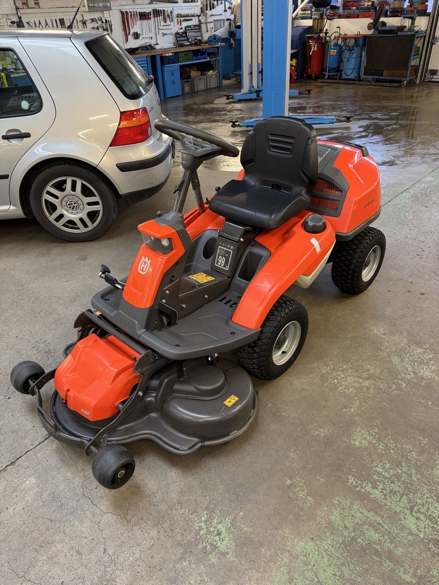 Husqvarna Tagliaerba: Husqvarna 216 AWD Allrad mit Scheeschild – Usato da Brügg BE venduto da Guru73 1