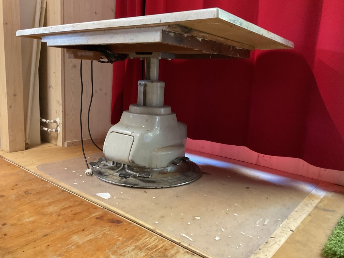 Tische: Elektrischer Coiffeurstuhl umfunktioniert als Tisch – Gebraucht aus Grub SG von Vinciguerra 1