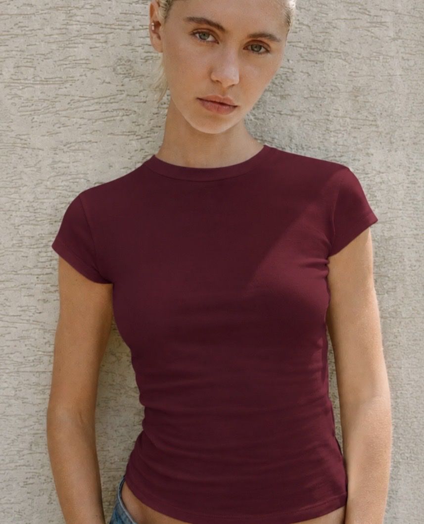 Zara T-shirts: Burgundy fitted t shirt – D'occasion à Genève par toandfrom
