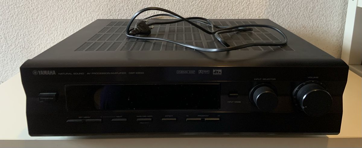 Yamaha Amplificatori: YAMAHA DSP-E800 mit Fernbedienung – Usato da Riehen venduto da 4dog 4