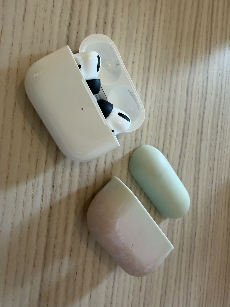 Apple Kopfhörer: AirPods Pro + Case – Gebraucht aus Zürich von jon_8nhk 1