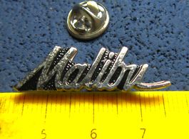 MALIBU CHEVROLET AUTO SCHRIFTZUG GEPRÄGT AUTO PIN SILBRIG