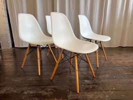 RÄUMUNGS-VERKAUF: Original Eames Chairs (Set of 4)