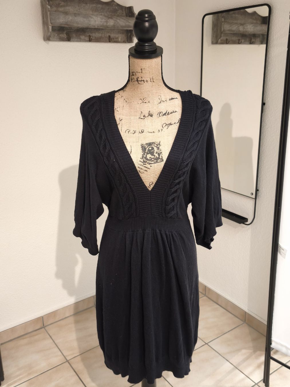 Vestiti: Schwarzes Strickkleid, V-Ausschnitt, Gr. S – Nuovo (secondo la descrizione) da Emmetten venduto da SecondhandSiska