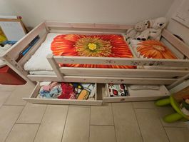 Kinderbett mit Doppelschubladen, Lattenrost und Matratze