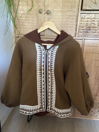 Braune Übergangsjacke mit schönem Muster