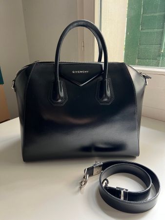 Givenchy Antigona Medium in Black Shiny Calfskin