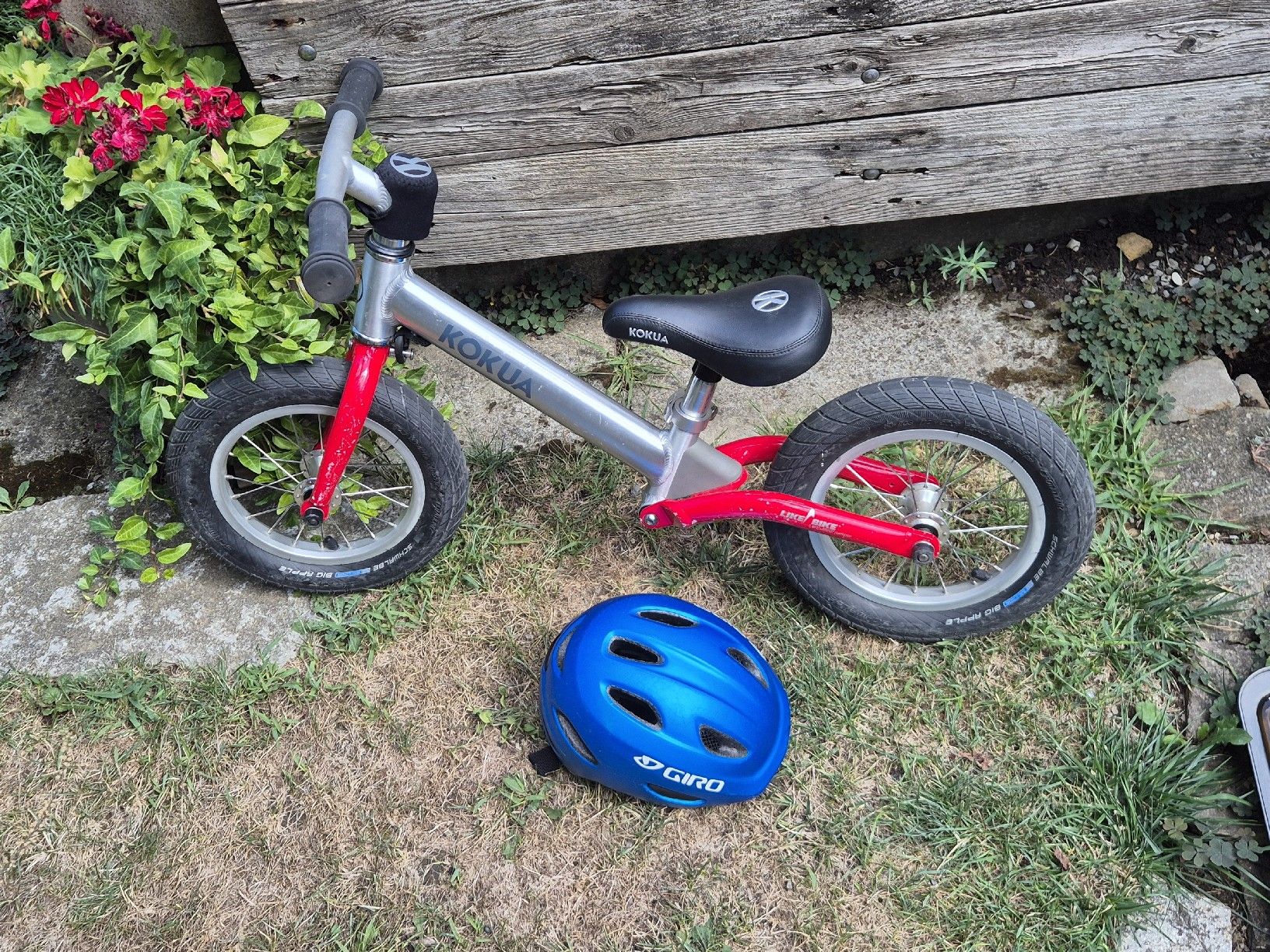Fahrzeuge für Kinder: Kokua Laufrad mit Helm – Gebraucht aus Ehrendingen von Amigo5