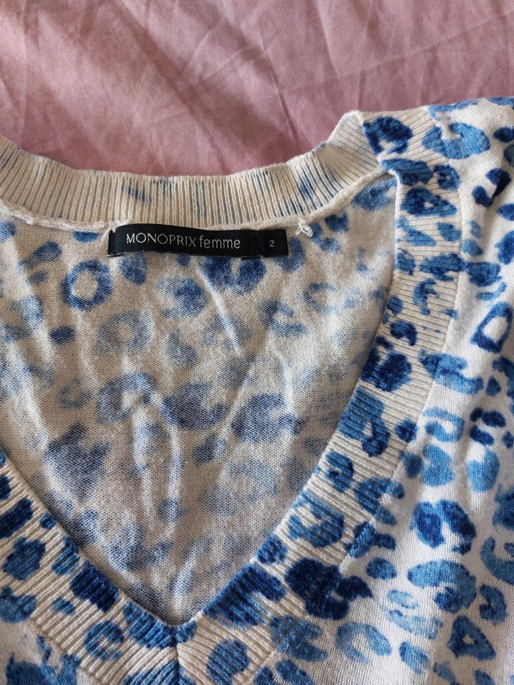 Pullover & Sweatshirts: Très joli pull col V léopard bleu Monoprix Taille 2 – Gebraucht aus Ostermundigen von jul_7t8v 1