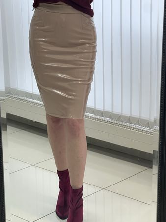 Trendige Damen-Rock aus Stretch-Kunstleder in Lack-Optik, 34