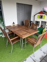 Großer ausziehbarer Gartentisch aus Holz mit 8 Stühlen