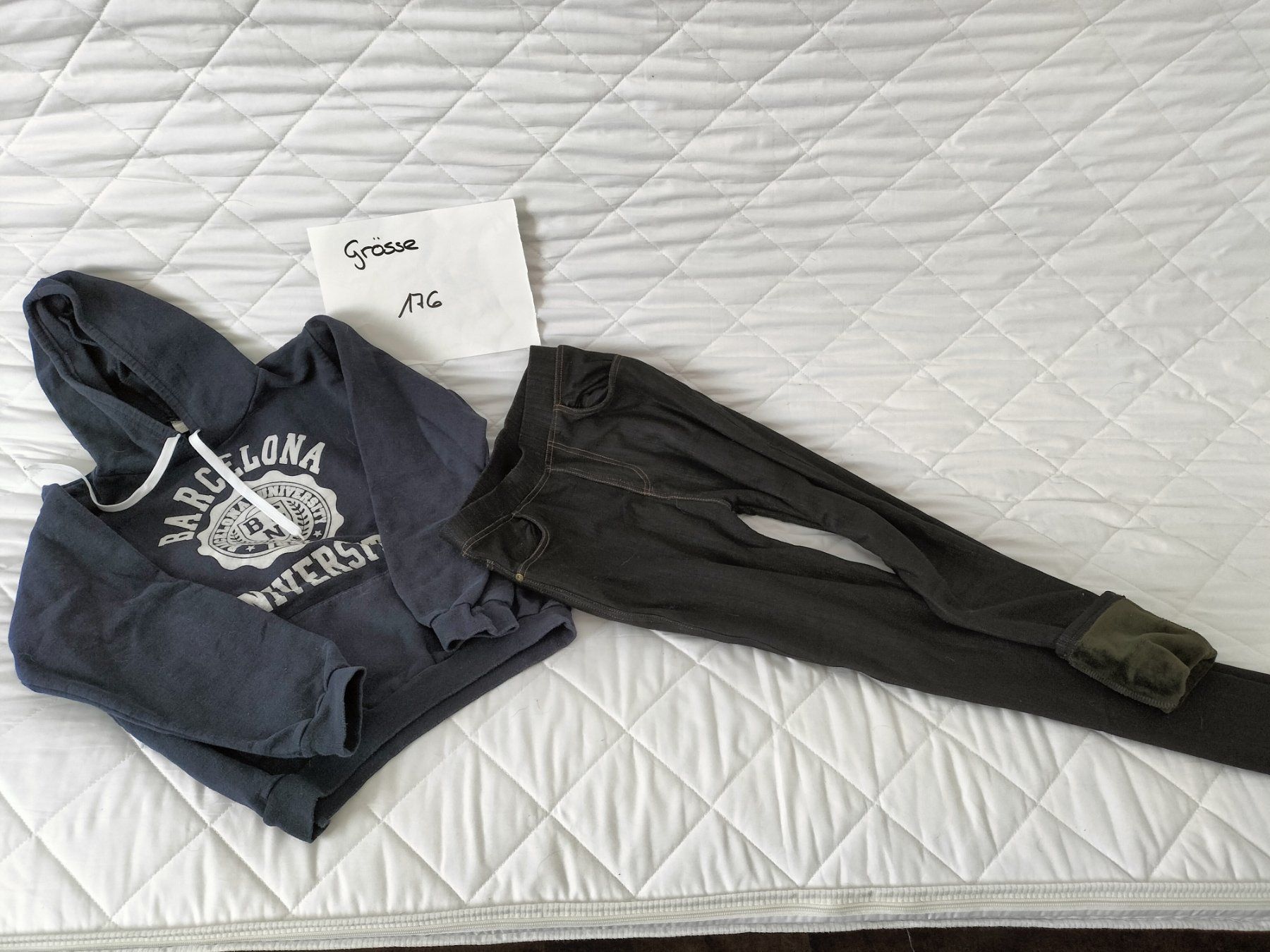 Ensembles coordonnés: Thermojeans und Pullover – D'occasion à Amriswil par cbe_cr6q 1