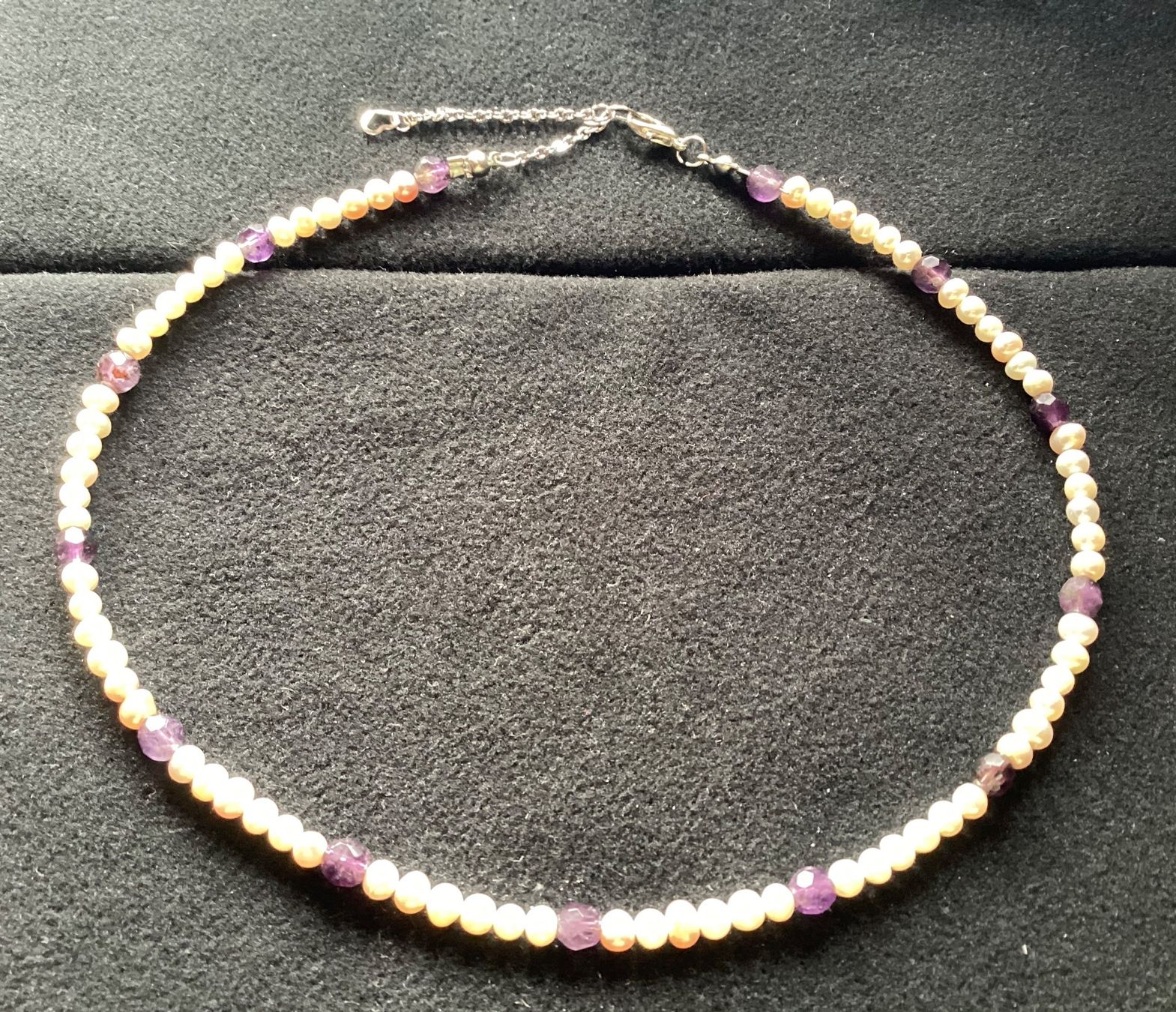 Catenine: elegante Edelstein Kette: Amethyst + Süsswasserperle – Nuovo e nell'imballaggio originale da Laax GR venduto da krippenfiguren-laax