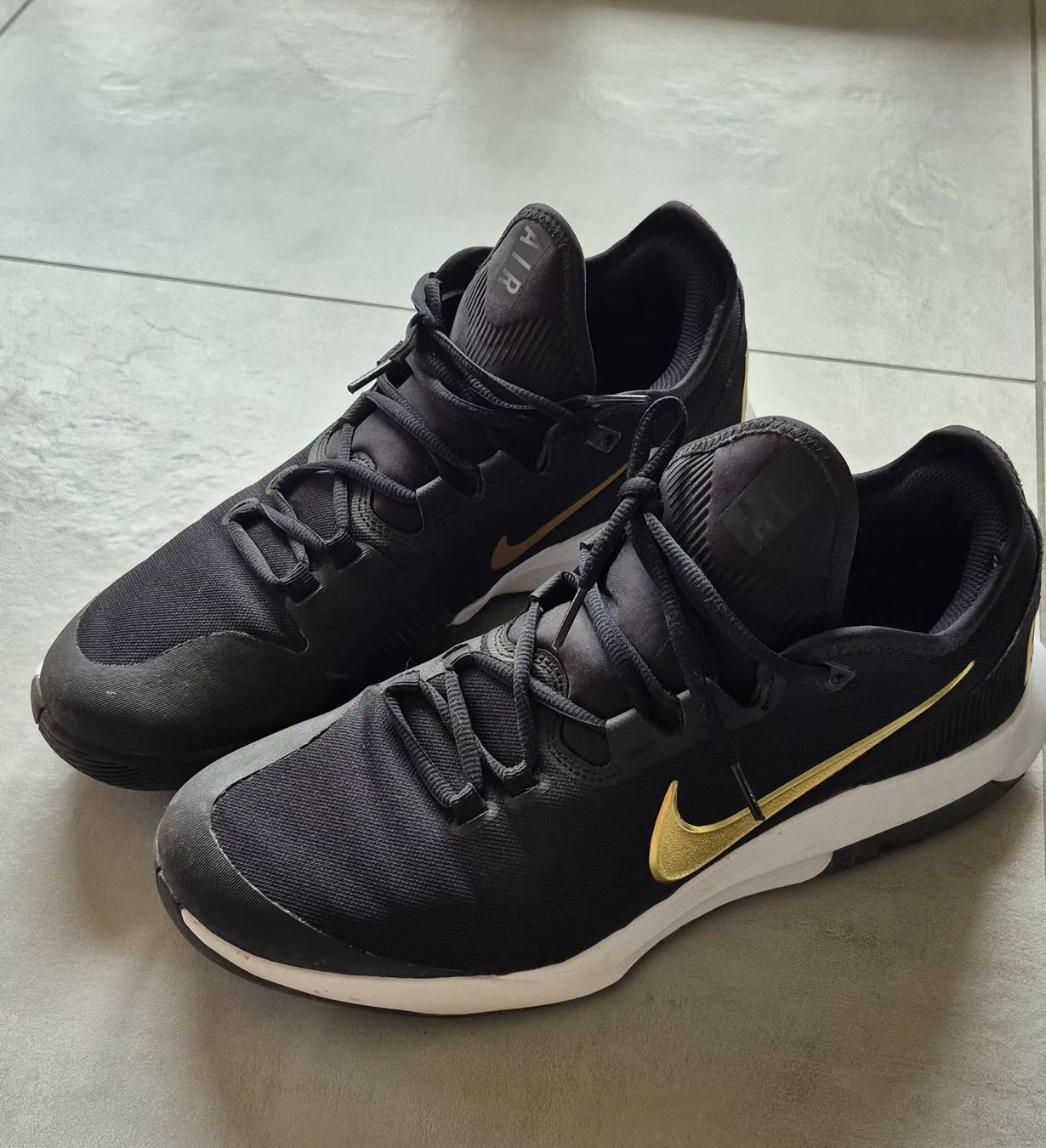 Nike Scarpe da uomo: Baskets Nike Air max , Noir et Doré, T45. – Nuovo (secondo la descrizione) da Les Hauts-Geneveys venduto da bel_z5th