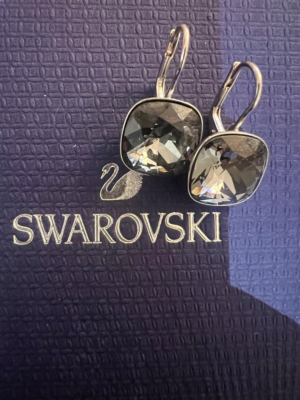 Swarovski Ohrringe & -stecker: Swarovski Ohrringe, Silber, graue Kristalle – Gebraucht aus Fällanden von cece_