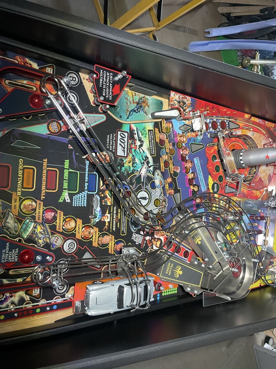 Stern Pinball Flipper: Vends flipper stern James bond pro – Usato da Les Brenets venduto da serialdrink 7