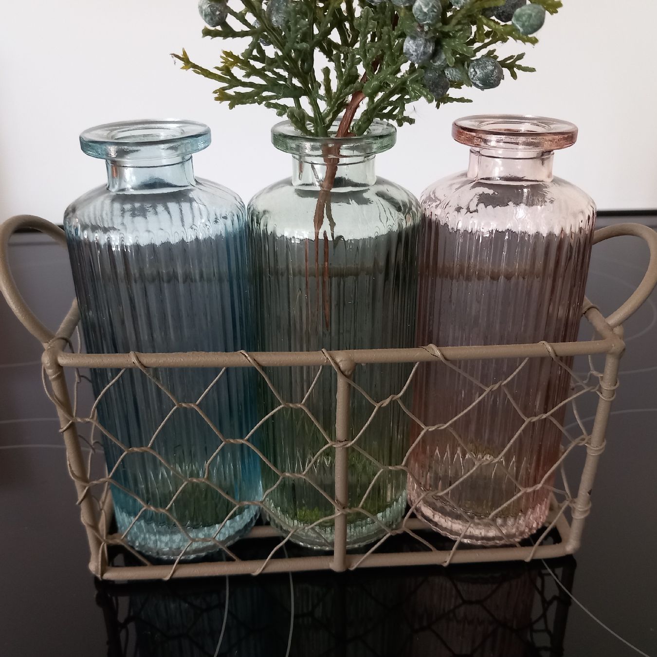 Vasi & Recipienti: Drei Farbige Fläschli Väseli, Glas, Körbli – Nuovo (secondo la descrizione) da Aegerten venduto da gismolini 3