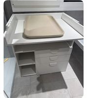 Fasciatoio bianco con cassetti e ripiani in legno