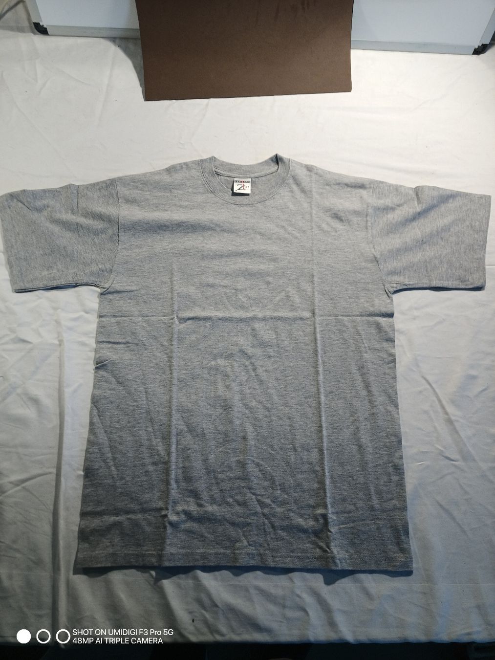 T-shirts: T-Shirt Grau Jerzees Grösse S Neu – Neuf avec emballage d'origine à Aarwangen par to-hirschi