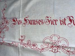 Tuch Leinen mit Spruch roten Rand bestickt 52