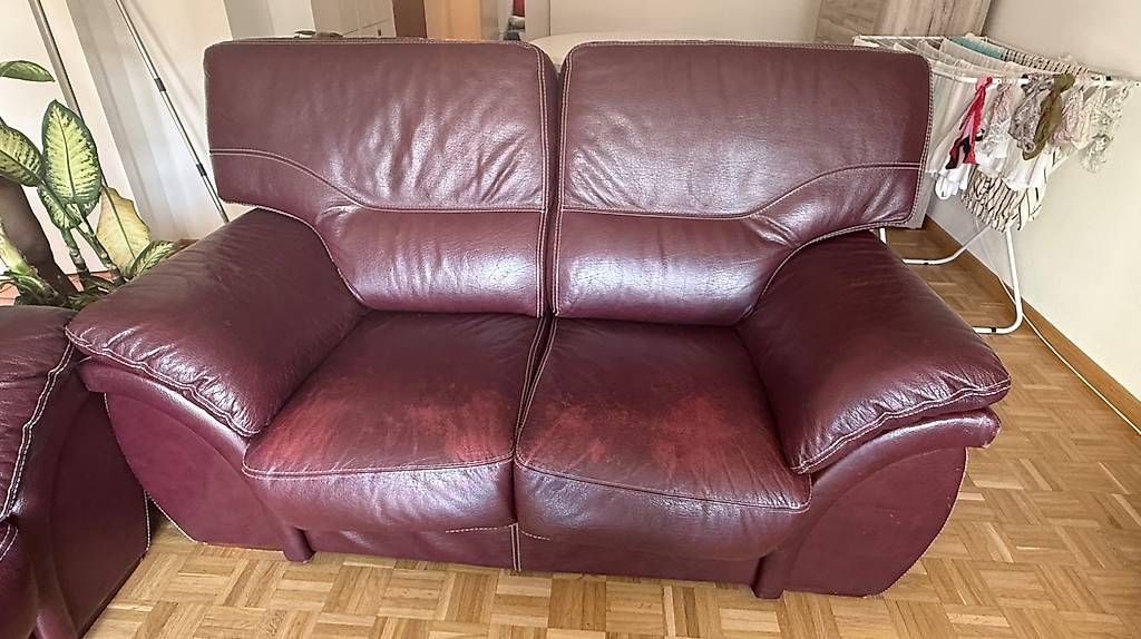 Sofas: Canapé en cuir bordeaux  – D'occasion à Yverdon-les-Bains par kewor
