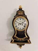 Wanduhr Du Chateau mit Pendel, floral bemalt, antik