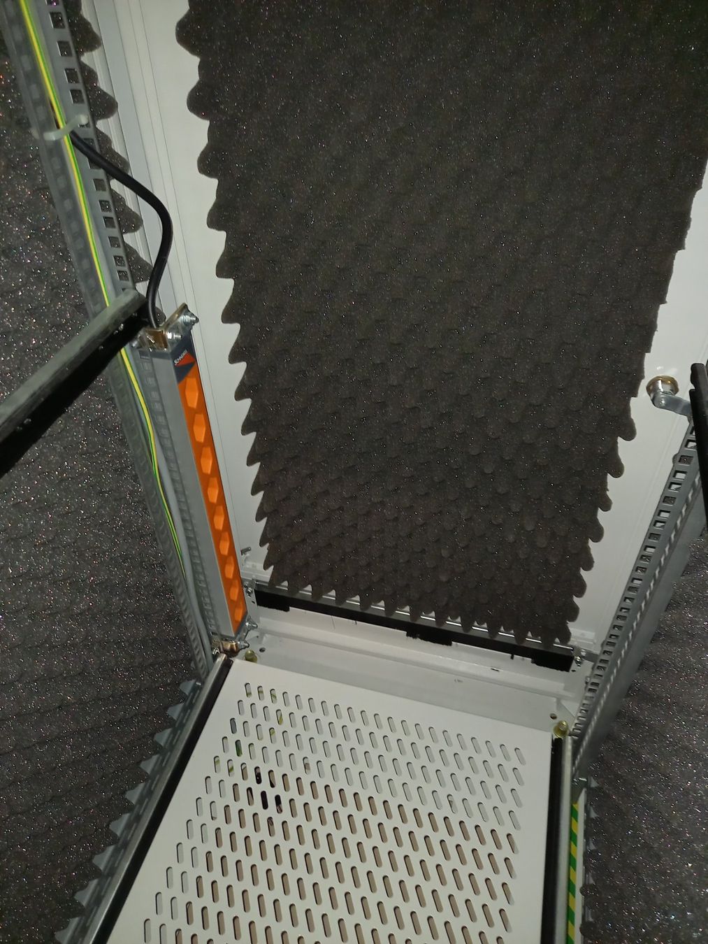 Racks & Cavalletti: RACK 19" 44HE PER STUDIO AUDIO-VIDEO, SERVER, INSONORIZZATO – Nuovo e nell'imballaggio originale da Porza venduto da alba55 5