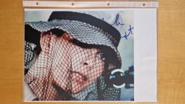 Carole Bouquet (James Bond), Original Autogramm auf Foto