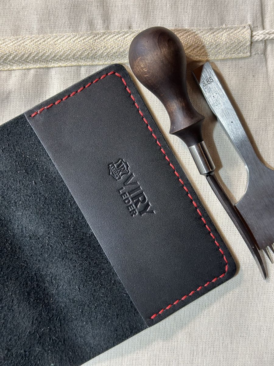 Cover & Protezioni schermo: Leder Passhülle Schwarz Handmade – Nuovo e nell'imballaggio originale da Mettmenstetten venduto da vad_57p2 5