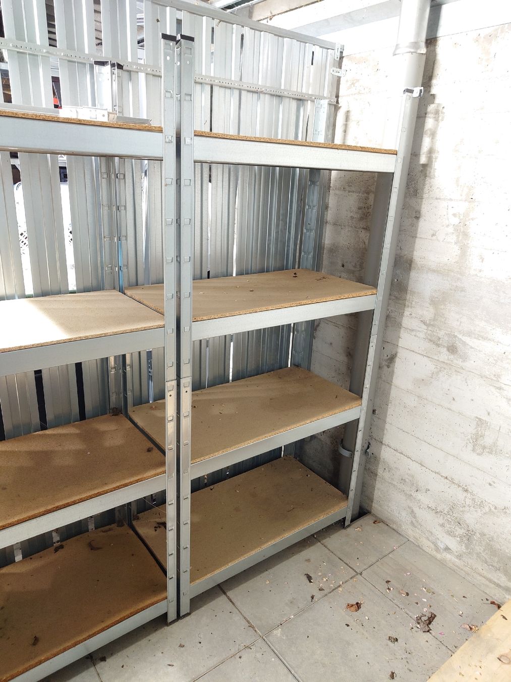 Scaffali: 2 Steckregale mit Holzplatten – Usato da Winterthur venduto da Tenderizer3000