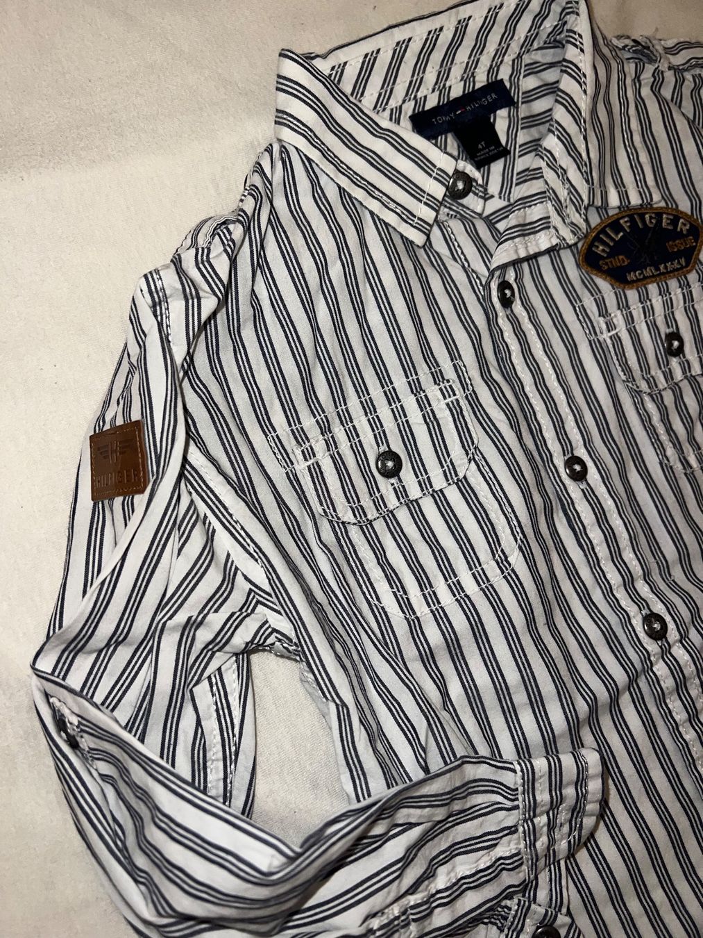 Tommy Hilfiger Camicie, T-shirt & Polo: TOMMY HILFIGER HEMD MIT PATCH GR T4/104 – Usato da Basel venduto da theo-g77 3