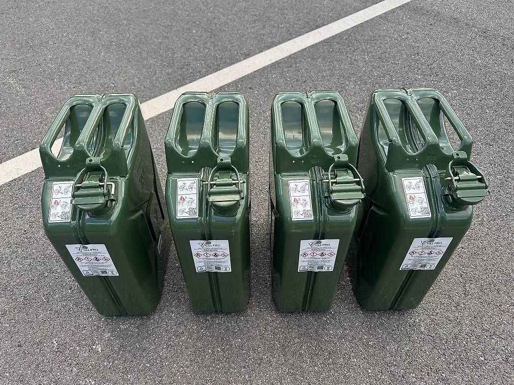 Taniche per benzina: Lot de 4 Jerricans 20 Litres – Usato da Blonay venduto da inf_2rmr